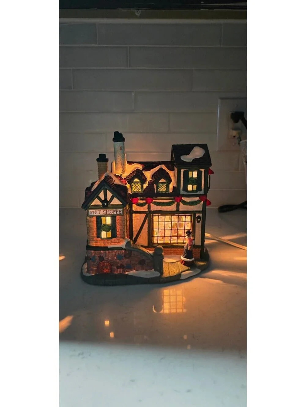 1999 Ball and Skein Knit Shoppe Lighted Christmas Village Building